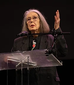 Anne_Carson,_poet,_at_the_2024_National_Book_Awards_finalist_reading_2_(cropped).jpg